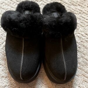 NWOB UGG WOMEN'S DISQUETTE SHEARLING LINED SLIPPERS BLACK 9